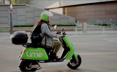 Lime Scooters électriques à Paris au printemps