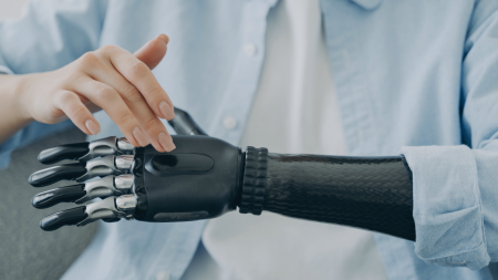 Handicap : 5 innovations sur-mesure et qui œuvrent pour plus d’inclusion Prothèse bras handicapé