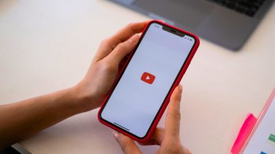 Logo YouTube : son histoire, sa signification, et les différentes versions Logo Youtube sur un téléphone