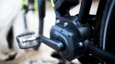 Quels sont les différents types de moteurs de vélo électrique (roue arrière vs central) ? moteur-pedalier
