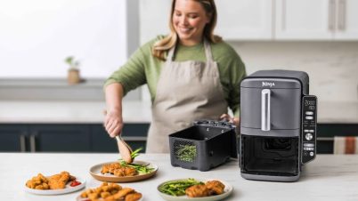 Air Fryer : 5 bonnes raisons d'avoir une friteuse à air chez soi air fryer sur un plan de travail avec une personne qui cuisine
