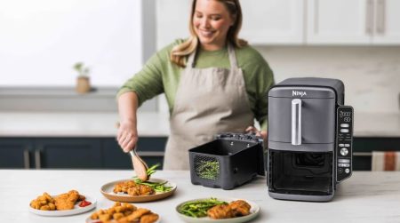 air fryer sur un plan de travail avec une personne qui cuisine