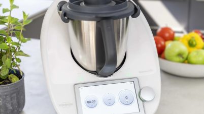 Votre Thermomix est-il vraiment propre ? Nos 3 astuces nettoyage à connaître thermomix tm6 sur un plan de travail