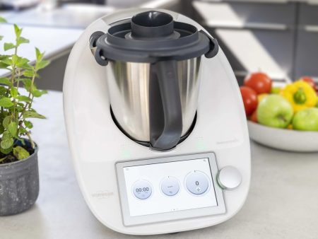 thermomix tm6 sur un plan de travail