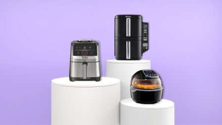 trois air fryers sur un podium
