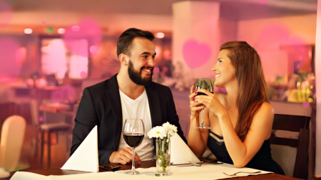 Trouver un resto à la Saint-Valentin : 5 astuces pour réserver à la dernière minute Un couple est à table pour la saint valentin