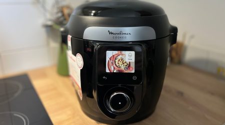 cookeo 9-en-1 sur un plan de travail