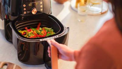 Légumes surgelés au Air Fryer : 3 astuces pour une cuisson réussie Une femme cuit des poivrons au Air Fryer