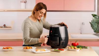 Air Fryer : ces 5 endroits où vous ne devez surtout pas le placer Une femme utilise un Air Fryer pour la cuisine