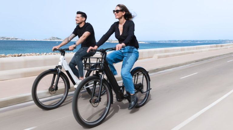 Un couple utilse des vélos Iweech