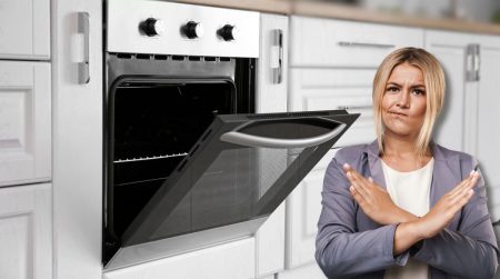 zoom sur un four dans une cuisine avec une femme au premier plan