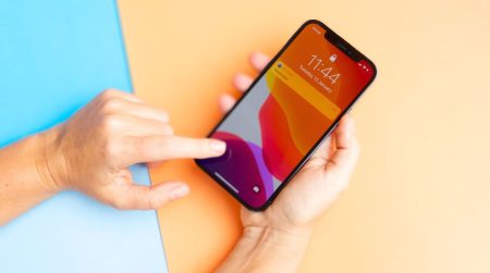 Un iPhone dans les mains d'un homme