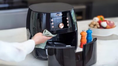 Vous ne nettoyez pas cette partie de votre Air Fryer et c'est une grave erreur Une femme nettoie son Air Fryer