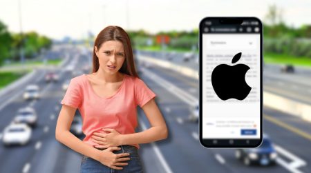 Une femme à la nausée en regardant son smartphone sur l'autoroute