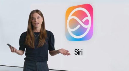 Une femme présente les nouvelles fonctionnalités de Siri