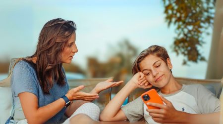 Vos enfants ont cette appli intrusive sur leur smartphone : faut-il en avoir peur ? Une mère désemparée devant son fils qui utilise son smartphone