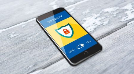Un smartphone avec un antivirus dessus