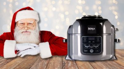 Le Ninja Foodi Mini 6-en-1 est le cadeau de Noël de Boulanger à ce prix-là ! un père noël à côté d'un multicuiseur