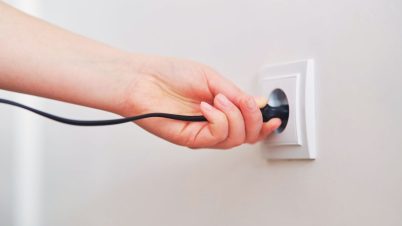 Cet appareil indispensable pourrait mettre le feu chez vous si vous ne le débranchez pas en cas de non utilisation personne qui branche un câble sur une prise