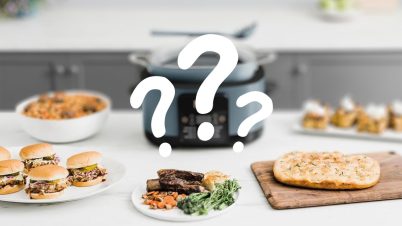 Ninja lance le produit qui veut détrôner le Air Fryer image floutée sur un plan de travail avec des points d'interrogation sur un produit
