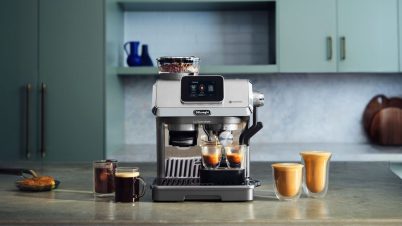 Delonghi ajoute une machine à expresso avec écran tactile à sa gamme Specialista machine a cafe sur plan de travail