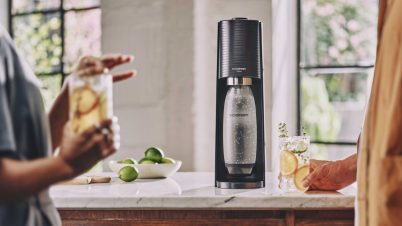 Sodastream Terra : l’indispensable machine à eau pétillante est à seulement 65,99 € sur Amazon soadstream sur un plan de travail