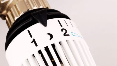 Savez-vous vraiment à quoi servent les symboles de votre radiateur ? symbole lune sur la molette d'un radiateur