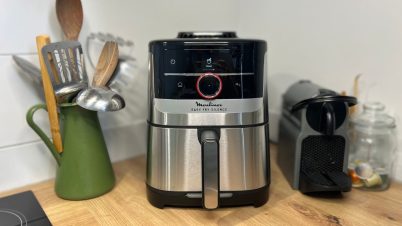 Air Fryer : j’ai comparé avec et sans huile, voici le verdict ! air fryer silence de moulinex sur un plan de travail