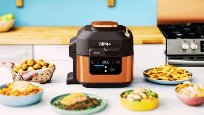 Le Ninja Speedi 10-en-1 : le Air Fryer et multicuiseur est à prix réduit sur Amazon multicuiseur sur un plan de travail avec des aliments autour