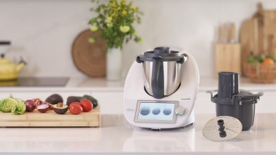 Thermomix TM7 vs TM6 : ces accessoires que vous allez devoir abandonner thermomix 6 sur un plan de travail avec ses accessoires