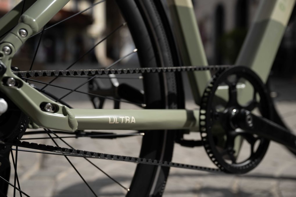 Vélo électrique ADO Air30Ultra - Moteur 250W, Batterie 370 Wh, Autonomie 100 Km, Transmission Courroie Carbone, écran IPS 3,5", Application GPS