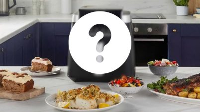 L'Air Fryer n°1 selon 60 Millions de consommateurs : le verdict est tombé plan de travail avec des plats dessus et un air fryer caché par un point d'interrogation