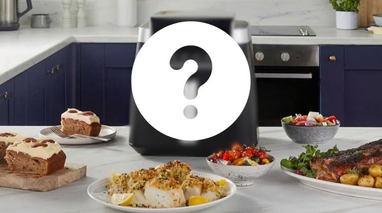 plan de travail avec des plats dessus et un air fryer caché par un point d'interrogation