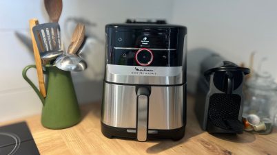 Air Fryer : cet accessoire a radicalement changé mon quotidien (et je ne suis pas la seule) air fryer moulinex posé sur un plan de travail