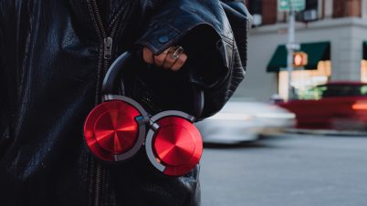 Dyson OnTrac™ passe au Rouge Chrome : l'édition ultra limitée qui tombe à pic pour le printemps dyson casque audio ontrac rouge chrome