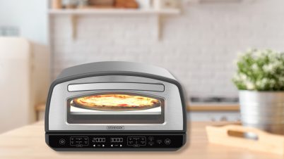 Ce four à pizza adoré des clients est à moitié prix chez Auchan pour quelques jours seulement four à pizza sur un plan de travail dans une cuisine