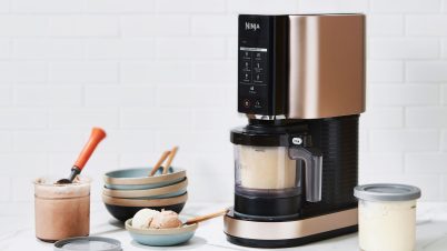 Ninja lance une nouvelle machine inédite, réussira-t-elle à détrôner la Creami ? machine ninja creami sur un plan de travail