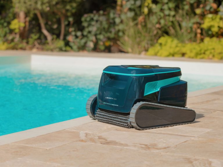 robot de piscine le Dolphin LIBERTY 600 au bord d'une piscine