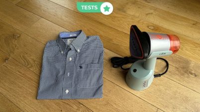 On a testé l'AeroSteam de Calor : le défroisseur vapeur qui change la donne face au SteamOne aerosteam de calor à côté d'une chemise