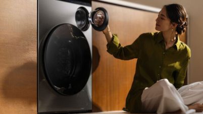 Lave-linge avec tambour spécial sous-vêtements : Xiaomi prend de l’avance sur LG une femme assise devant la nouvelle machine à laver de Xiaomi