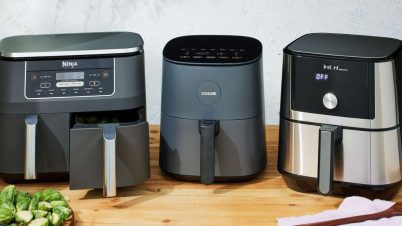 Ces modèles d’Air Fryers sont à éviter selon 60 Millions de Consommateurs plusieurs air fryers sur un plan de travail