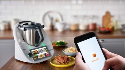 Thermomix TM6 d'occasion : les 5 vérifications à faire avant d'acheter thermomix tm6 sur un plan de travail avec un téléphone en premier plan