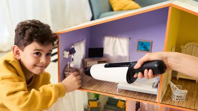 Dyson a son aspirateur à main Car+Boat, Vorwerk réplique avec le Kobold VM7 kobold vm7 tenu a une main en face d'un enfant