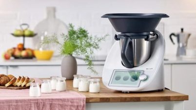 Avant de craquer pour le Thermomix TM7, voici 9 fonctions du TM6 que vous n’utilisez pas encore tm6 sur un plan de travail avec des yaourts à côté