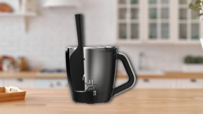 Pourquoi la spatule du Thermomix TM7 mérite qu’on s’y attarde bol du thermomix tm7 avec spatule sur un plan de travail