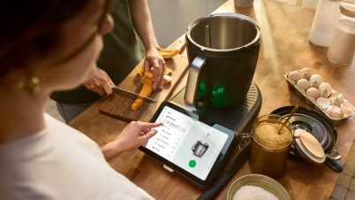 On a trouvé le plus gros défaut du Thermomix TM7 une femme en train de cuisiner avec le thermomix tm7