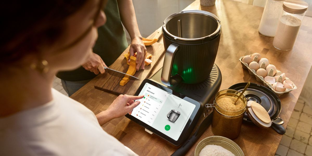 une femme en train de cuisiner avec le thermomix tm7