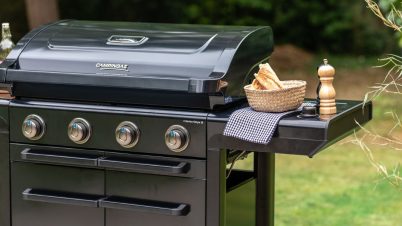 Barbecue à gaz : ces inconvénients qu’on oublie (volontairement) de vous dire barbecue à gaz dans un jardin