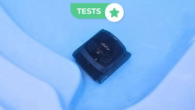 Test Aiper Scuba X1 : faut-il faire confiance à ce robot piscine cet été ? Aiper Scuba X1 vu de dessus en une