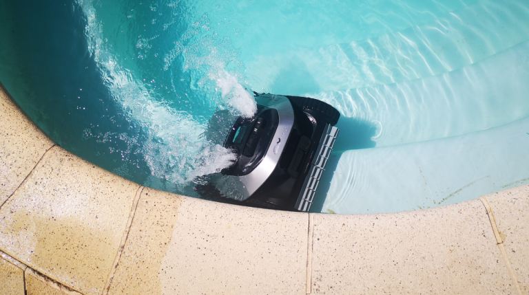 Dreame Z1 pro qui se gare au bord de la piscine